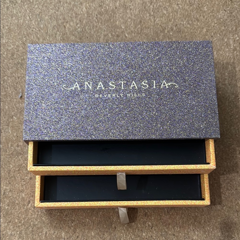 Free with purchase Anastasia Beverly Hills Glitter Makeup Drawer